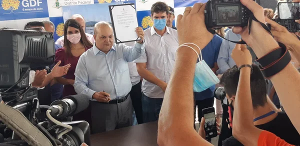 Ibaneis Rocha exibe ordem de serviço para reforma na Rodoviária