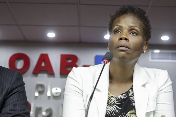 Advogada negra é algemada durante confusão em audiência no RJ