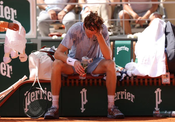 Sinner passa mal, leva virada de 56º do mundo e cai em Roland Garros