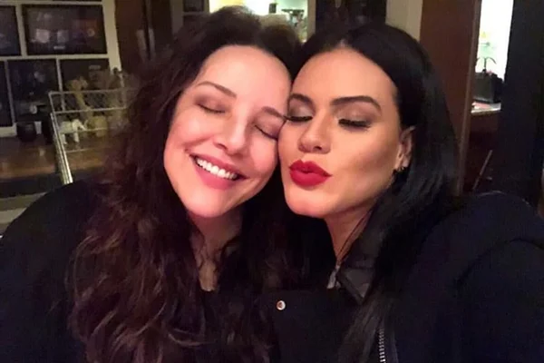 Ana Carolina faz festa surpresa romântica para a namorada Letícia Lima