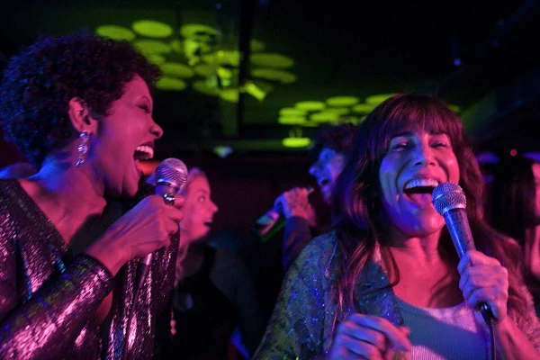 foto colorida de duas mulheres cantando - metrópoles