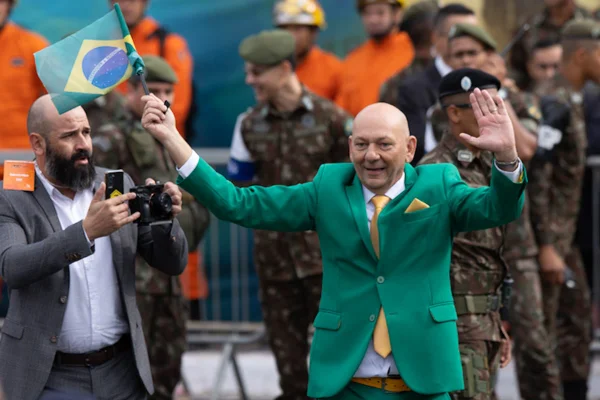 Luciano Hang com a bandeira do Brasil durante o desfile do 7 de setembro
