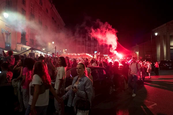 Imagem colorida de festa do título da torcida do PSG, campeão da Champions- Metrópoles