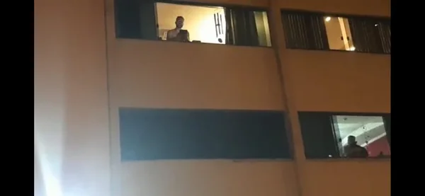 Vídeo: em quarentena, morador canta da janela de prédio no DF