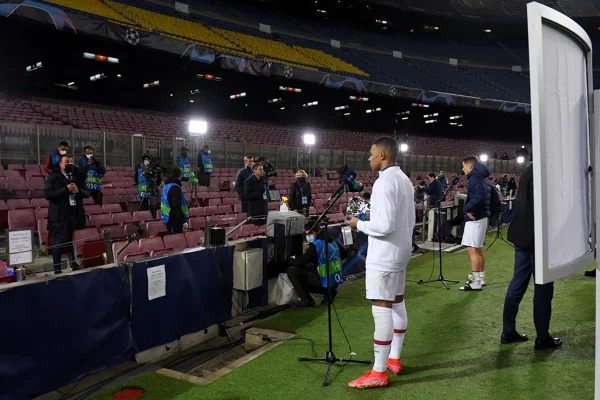 Mbappé dá entrevista após goleada sobre o Barcelona