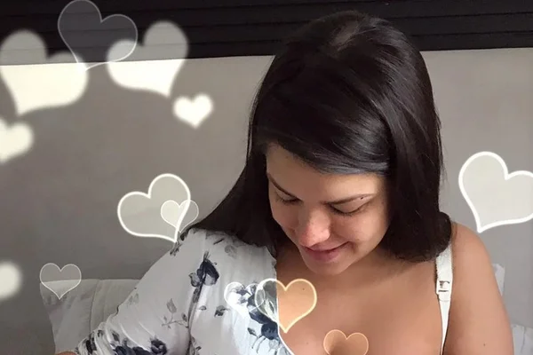 Thaís Fersoza celebra 34 anos com foto amamentando Teodoro