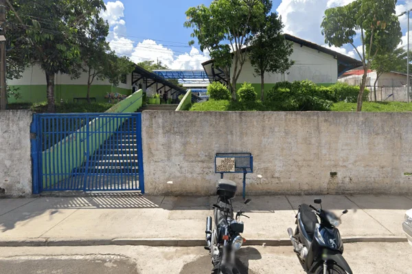 Imagem colorida da fachada da escola onde foi encontrada uma câmera dentro de banheiro - Metrópoles