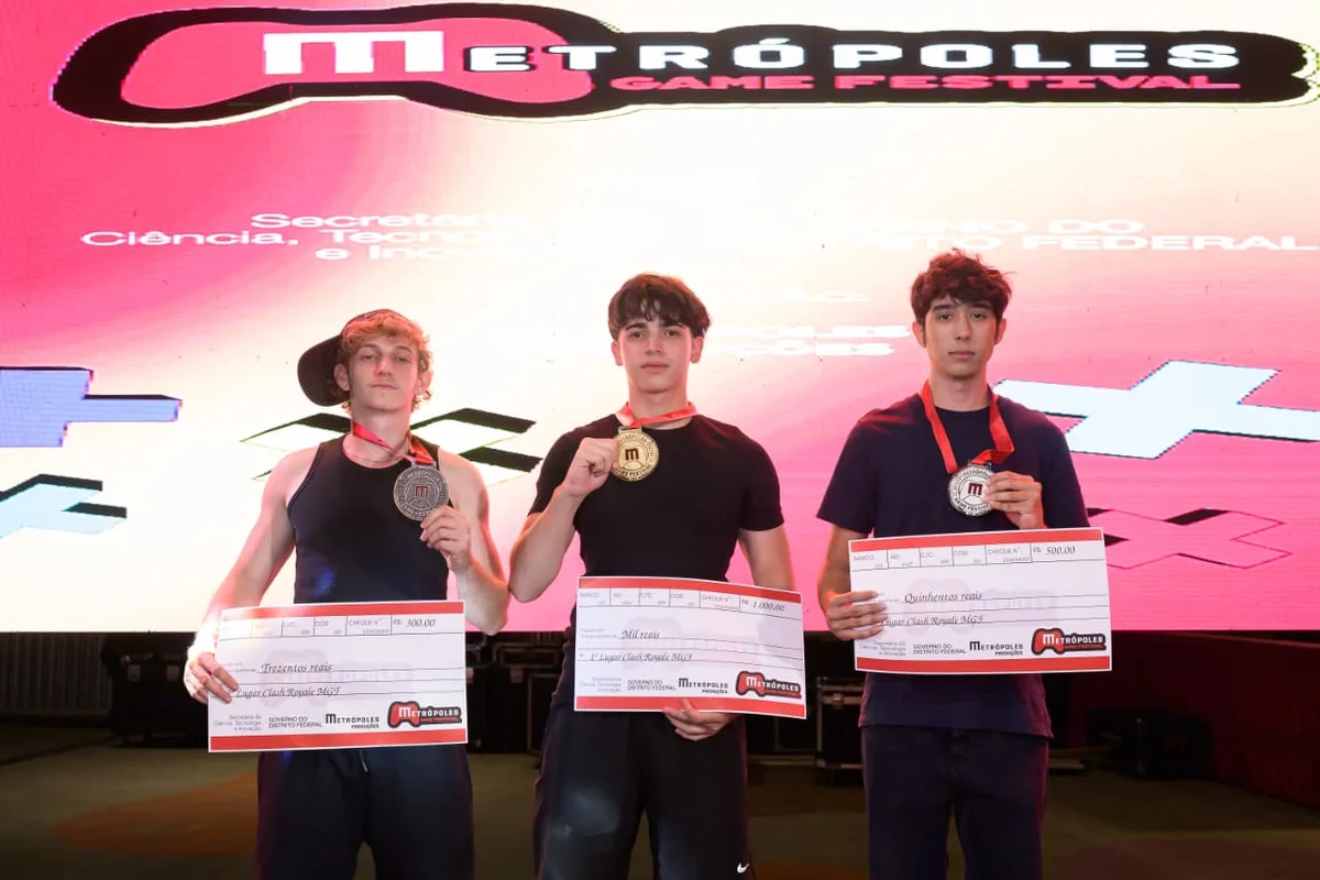 Os vencedores da competição de Clash Royale no Metrópoles Game Festival: Ilir Prendi, 3º lugar; Robson Marques Jr., campeão; e Mateus Marques, 2º lugar Os vencedores da competição de Clash Royale no Metrópoles Game Festival: Ilir Prendi, 3º lugar; Robson Marques Jr., campeão; e Mateus Marques, 2º lugar