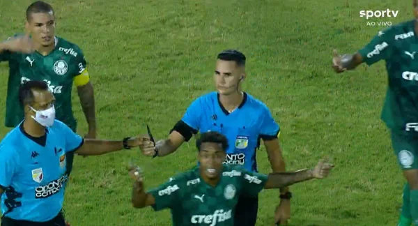 Faca é encontrada dentro de campo na semifinal da Copinha