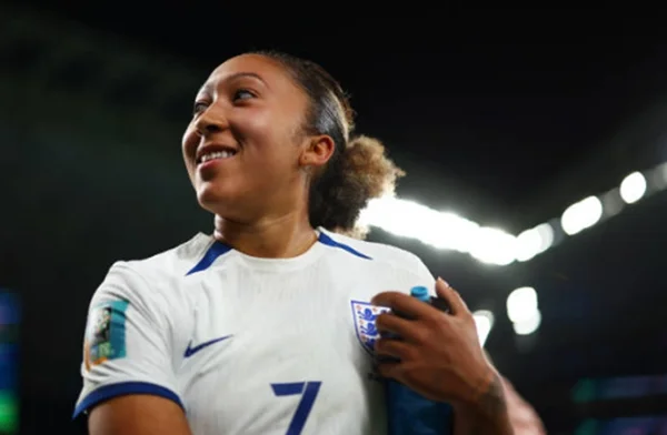 imagem colorida de Lauren James, jogadora de futebol da Inglaterra