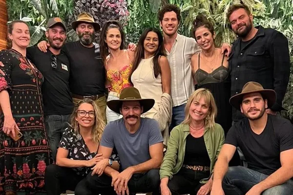Elenco e equipe de Pantanal se encontram em jantar: “Noite de amor”
