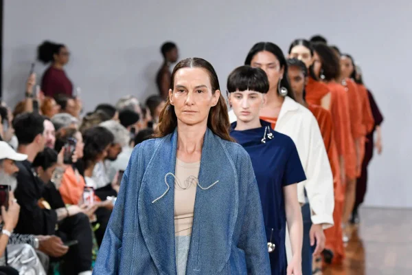 Na imagem com cor, um grupo de modelos desfilando para a marca Reptilia no SPFW - Metrópoles