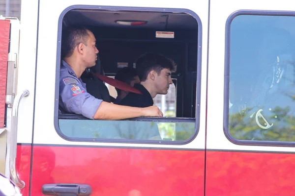 No cemitério, fãs pedem que filho siga a trajetória de Gugu