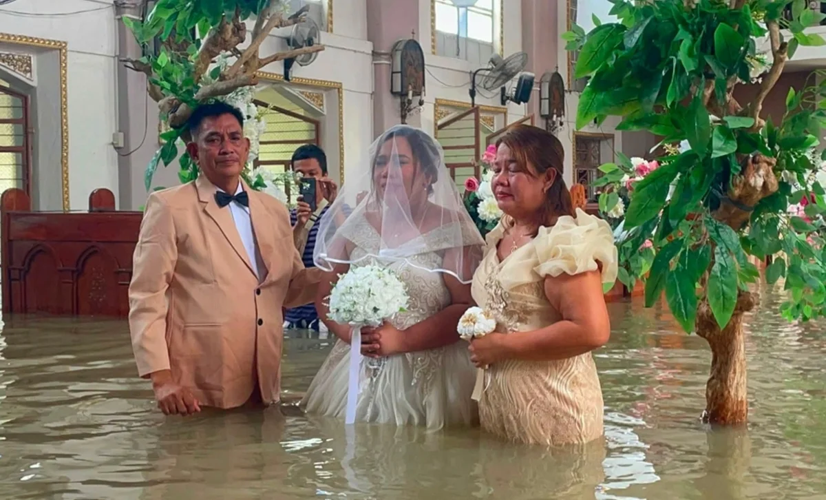 Pais entregam a noiva para o marido em meio a inundação de igreja Pais entregam a noiva para o marido em meio a inundação de igreja