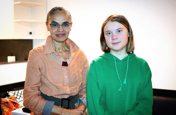 Fotografia colorida de Marina Silva posando ao lado de Greta Thunberg