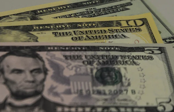 Dólar abre semana em alta de 1,39%