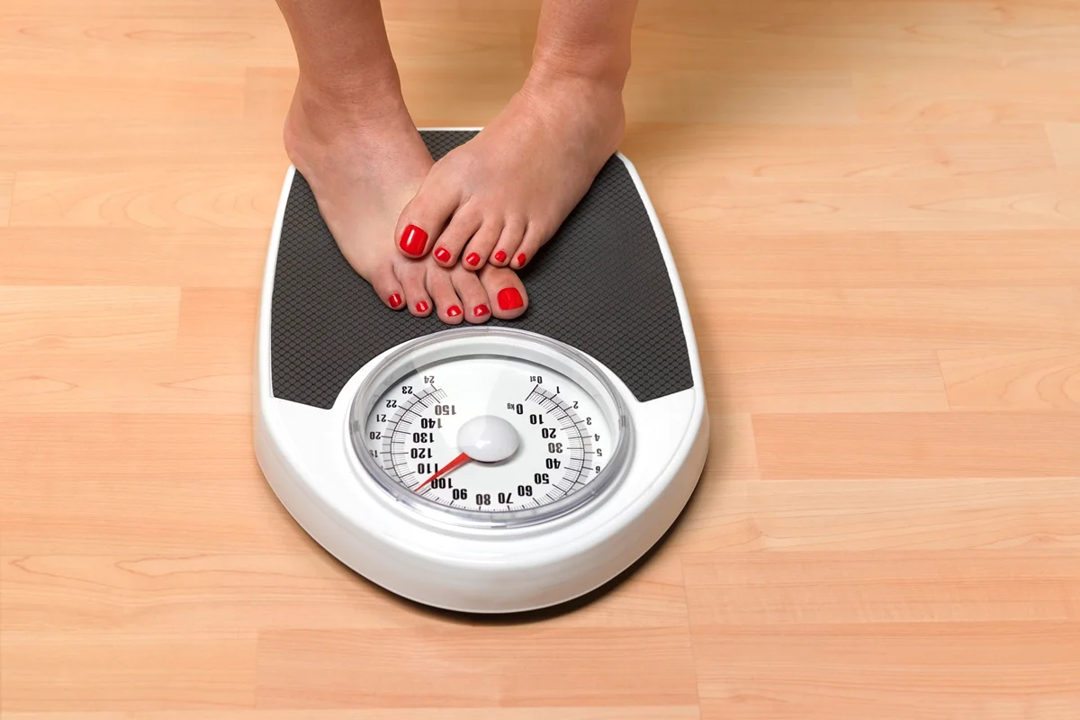 Comer pouco não garante déficit calórico: nutricionista explica por que o emagrecimento pode não acontecer