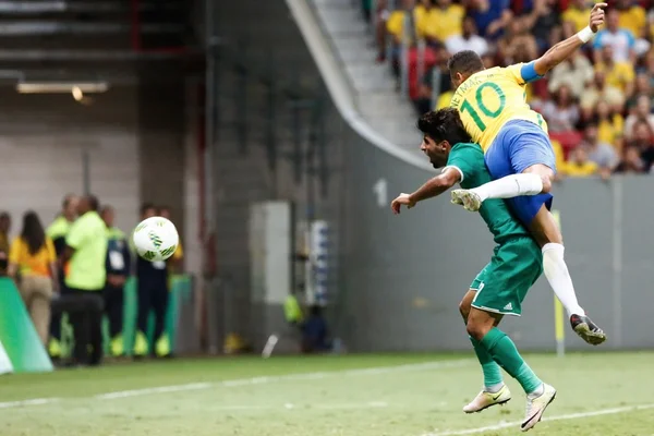 Torcida grita “bicha” e atletas reclamam de homofobia em estádios