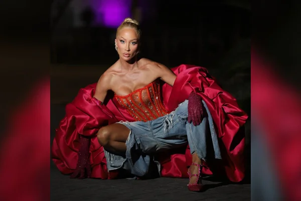 Imagem colorida mostra a modelo Michelle Heiden - Metrópoles