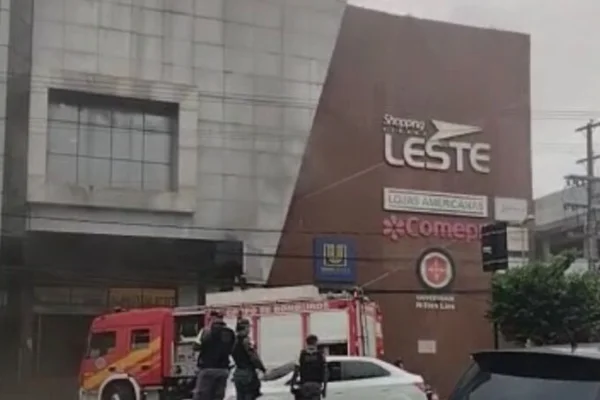 Imagem colorida: bombeiros controlam incêndio em shopping - Metrópoles
