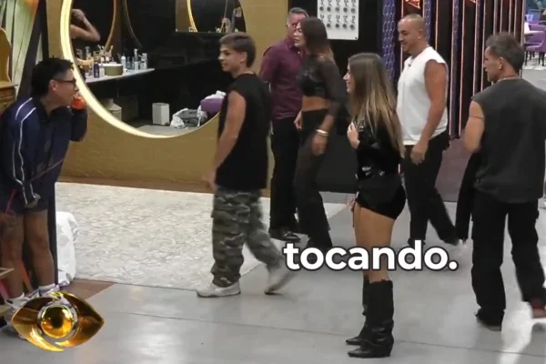 Participante do Gran Hermano corre pelado para atender Big Fone - Metrópoles