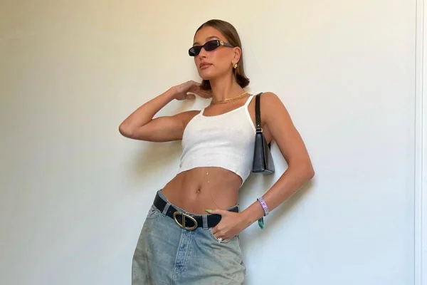 Hailey Bieber com regata branca e jeans azuis - Metrópoles