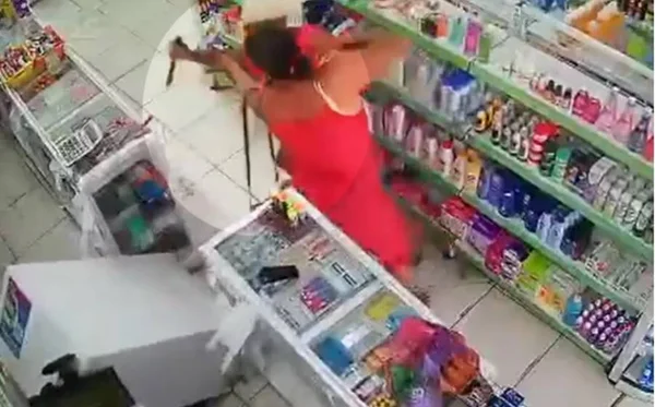 Vídeo: mulher é esfaqueada por jovem de 17 anos dentro de farmácia