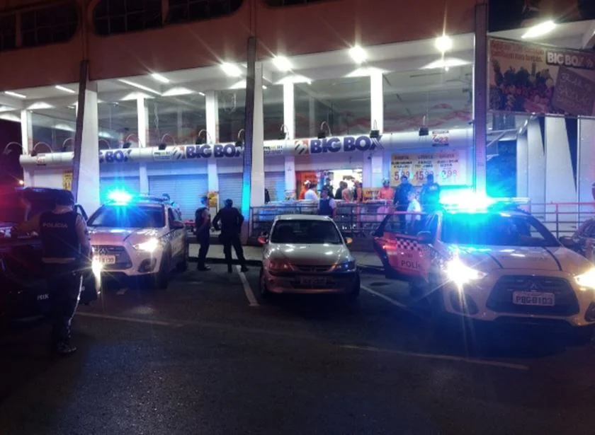 DF: Justiça mantém presos assaltantes que fizeram reféns em mercado - imagem 1 DF: Justiça mantém presos assaltantes que fizeram reféns em mercado - imagem 1