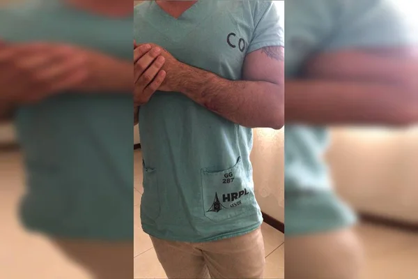 Técnico de enfermagem com ferimento no braço esquerdo