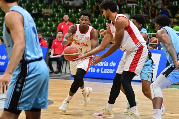 Foto colorida da partida entre Unión Santa Fé e Brasília pelo Torneio Abertura NBB - Metrópoles