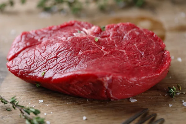 Imagem colorida de carne vermelha em tábua com sal - Metrópoles