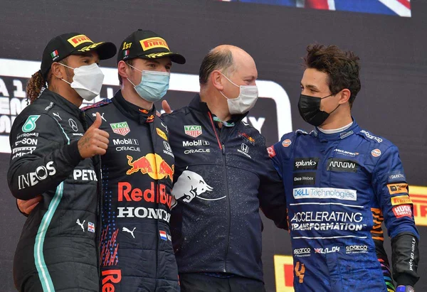 Verstappen festeja vitória em Ímola e discute com Hamilton sobre possível toque