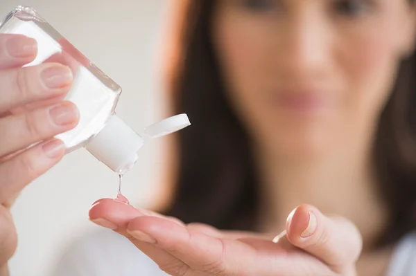 mulher e seu álcool em gel