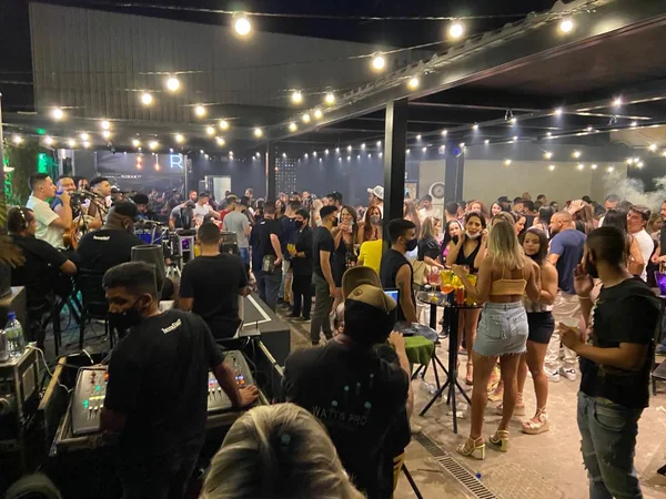Centenas de pessoas são flagradas pelo DF Legal em festas clandestinas