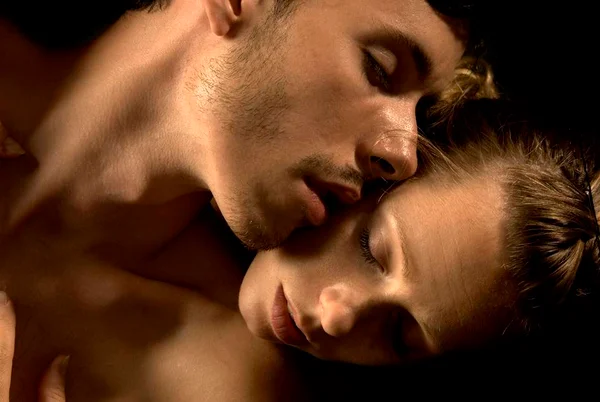 Close de home e mulher juntos