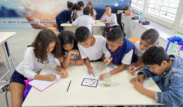 foto colorida de estudantes da rede estadual de ensino de SP durante aula - Metrópoles