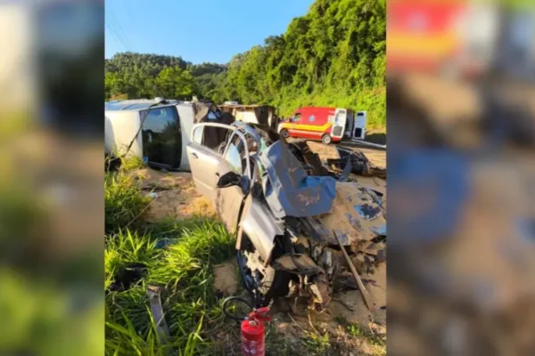 Imagem colorida, Acidente entre três carros e caminhão termina com duas mortes em SC - Metrópoles