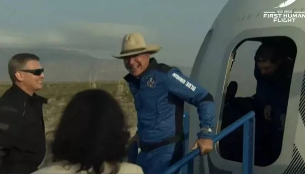Jeff Bezos volta à Terra após voo de 11 minutos até o espaço
