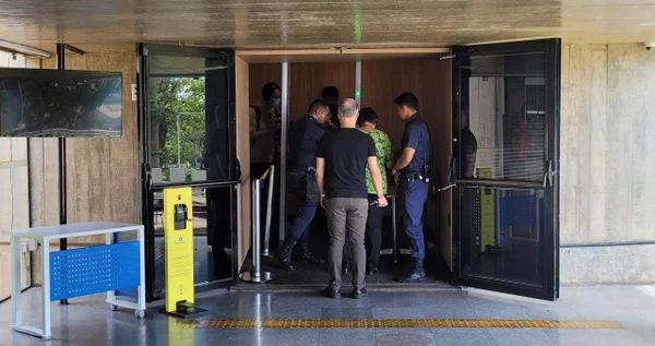Segurança reforçada na entrada de auditório do CCBB onde Lula faz anúncio dos últimos 16 ministros do governo - Metrópoles