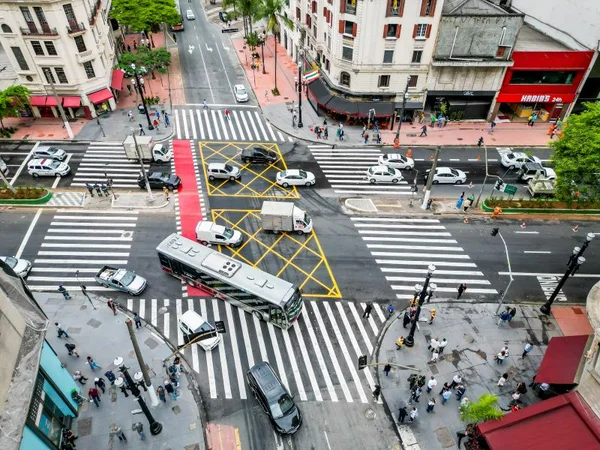 Imagem colorida mostra o cruzamento da Avenida São João com a Ipiranga do alto; na imagem existem vários carros, um ônibus fazendo a curva para a Ipiranga e diversos pedestres que esperam para atravessar a rua; avenida deve passar a integrar o programa Ruas Abertas - Metrópoles