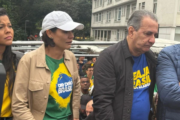 Imagem colorida mostra Michelle Bolsonaro e Silas Malafaia em manifestação na Avenida Paulista - Metrópoles