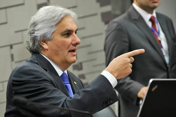 Senado adia votação da cassação de Delcídio, mas mantém “rito sumário”