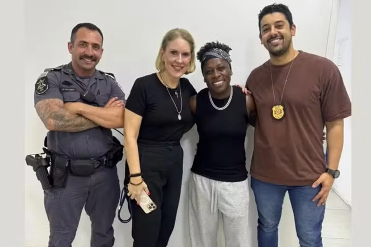 Neném, da dupla com Pepê, é levada à delegacia após ser abordada com carro clonado