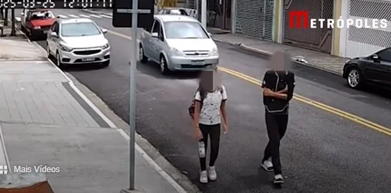 Imagem colorida de adolescente andando ao lado da irmã. Metrópoles