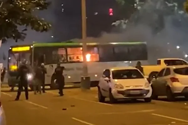 Vídeo: bolsonaristas colocam fogo em ônibus com motorista dentro no DF