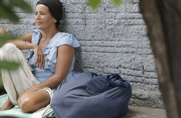 Após revelação divina, mulher sai em peregrinação e mora na rua