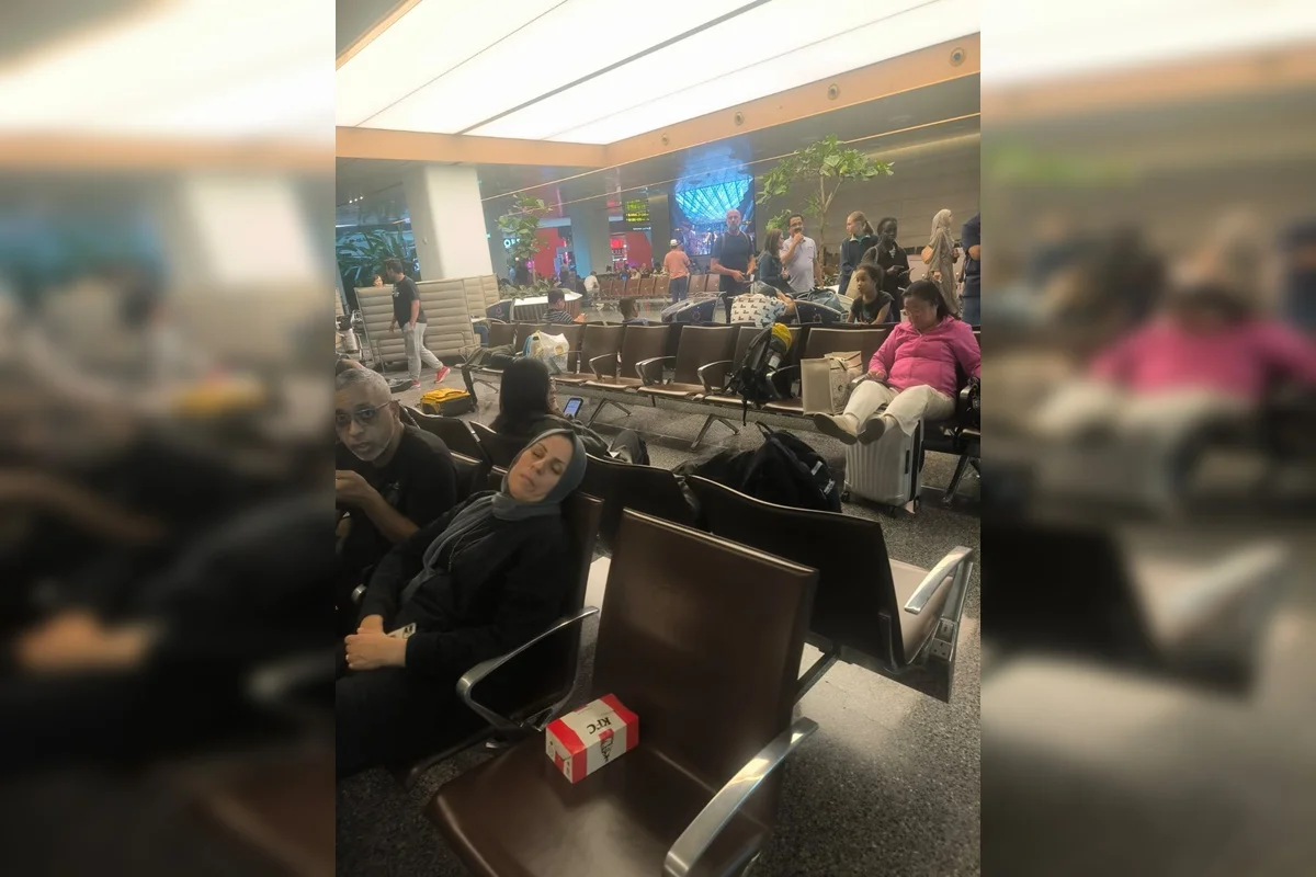 Pessoas dormindo no aeroporto Pessoas dormindo no aeroporto