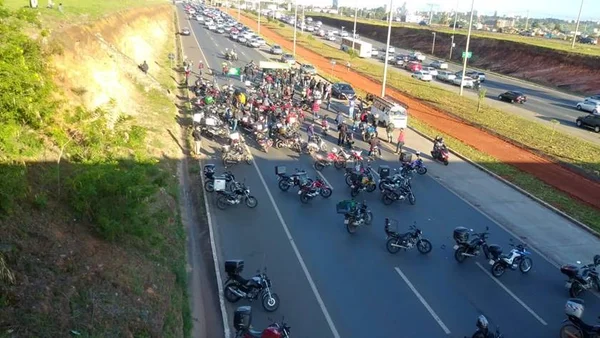 Motociclistas fecham a EPTG em protesto contra aumento de combustível