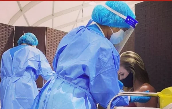 Scheyla Schley, brasileira, toma vacina em Dubai