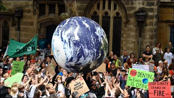 The School Strikers: a jovem Greta Thunberg inspirou o movimento internacional de estudantes em prol de políticas ambientais que garantam o futuro de sua geração The School Strikers: a jovem Greta Thunberg inspirou o movimento internacional de estudantes em prol de políticas ambientais que garantam o futuro de sua geração
